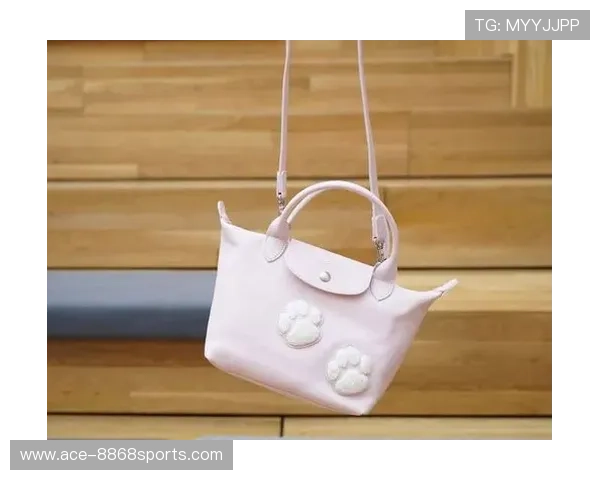 足球球星下车瞬间手提包亮相 引领时尚潮流彰显个性风格